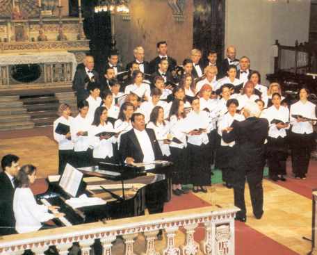 Gegham Grigorian accompagné de la chorale Sayat Nova de Nice, sous la direction de Khatchig Yilmazian --- Cliquer pour agrandir