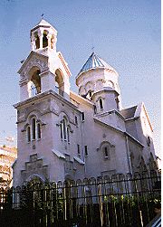Eglise apostolique arménienne Saint-Sahak et Saint-Mesrob Serpotz Tarkmantchaz (Saints traducteurs) --- Cliquer pour agrandir