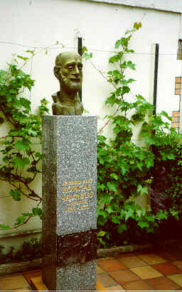 Stèle du Révérend Père Komitas. Parvis de l’Eglise de Chaville, visible de la rue <br>Inauguration le 17/11/1985 par Mgr Kude Naccachian et M. Marcel Houlier (maire de Chaville). Oeuvre d'Archavir Yeghiazarian <br>(Photo Hrant Norsen) --- Cliquer pour agrandir