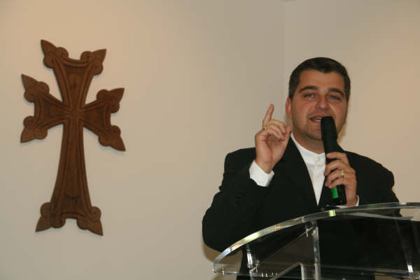 Le pasteur Sarkis Baroudjian, le jour de l'inauguration --- Cliquer pour agrandir