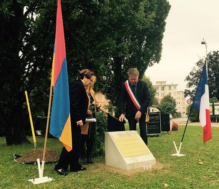 Inauguration de la plaque mémorielle du génocide arménien, Place d'Arménie, à Saint-Maurice-de-Beynost / Crédit : Benoît Prieur (Agamitsudo) - CC-BY-SA --- Cliquer pour agrandir