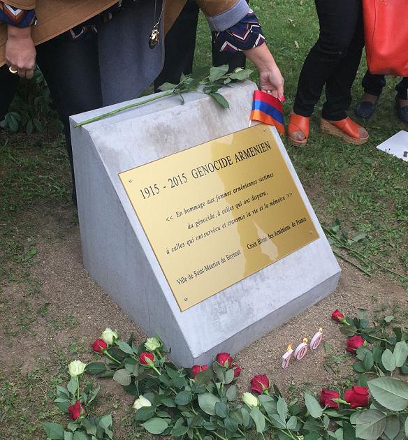 Inauguration de la plaque mémorielle du génocide arménien, Place d'Arménie, à Saint-Maurice-de-Beynost. / Crédit : Benoît Prieur (Agamitsudo) - CC-BY-SA --- Cliquer pour agrandir