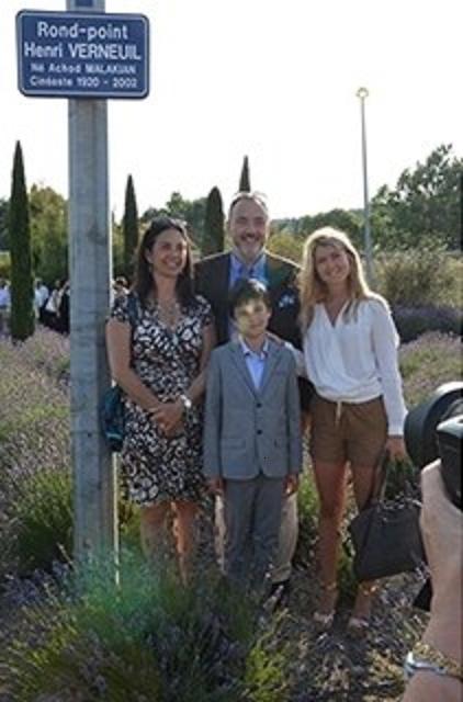 Patrick Malakian entouré de sa soeur Sophie et de ses proches, à l'inauguration le 27 juin 2015 du rond point Henri Verneuil à Bouc-Bel-Air dans le sud de la France --- Cliquer pour agrandir