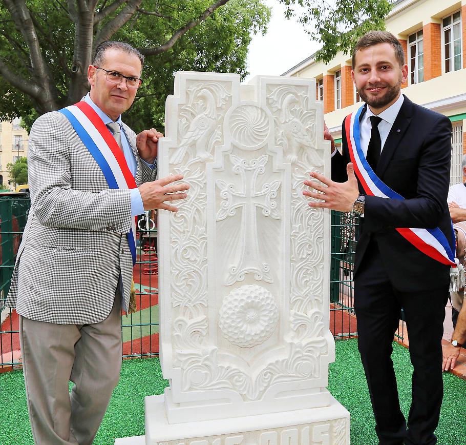 De gauche à droite : Bruno GILLES, Sénateur des Bouches-du-Rhône, Maire des 4ème et 5ème arrondissements,  et Arthur OHANESSIAN, Adjoint au Maire du 3ème secteur de Marseille --- Cliquer pour agrandir