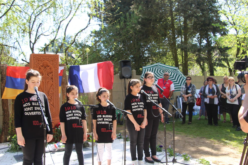 Chorale chantant pour l’inauguration de la stèle --- Cliquer pour agrandir