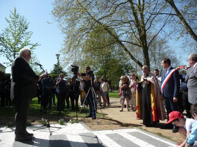 Yury Kutoyants, président de l’association culturelle ArMaine, a fait un discours devant Christophe Rouillon, maire de Coulaines, et la communauté arménienne | Ouest-France --- Cliquer pour agrandir