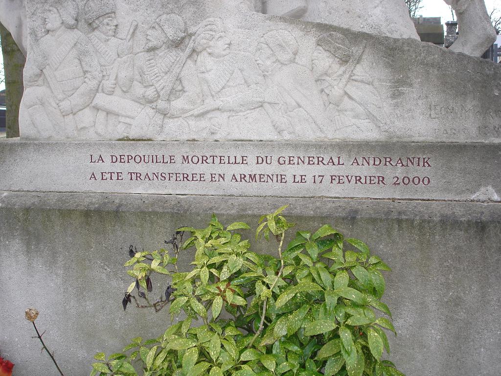 Inscription sur le côté droit de la stèle (photo JPH) --- Cliquer pour agrandir