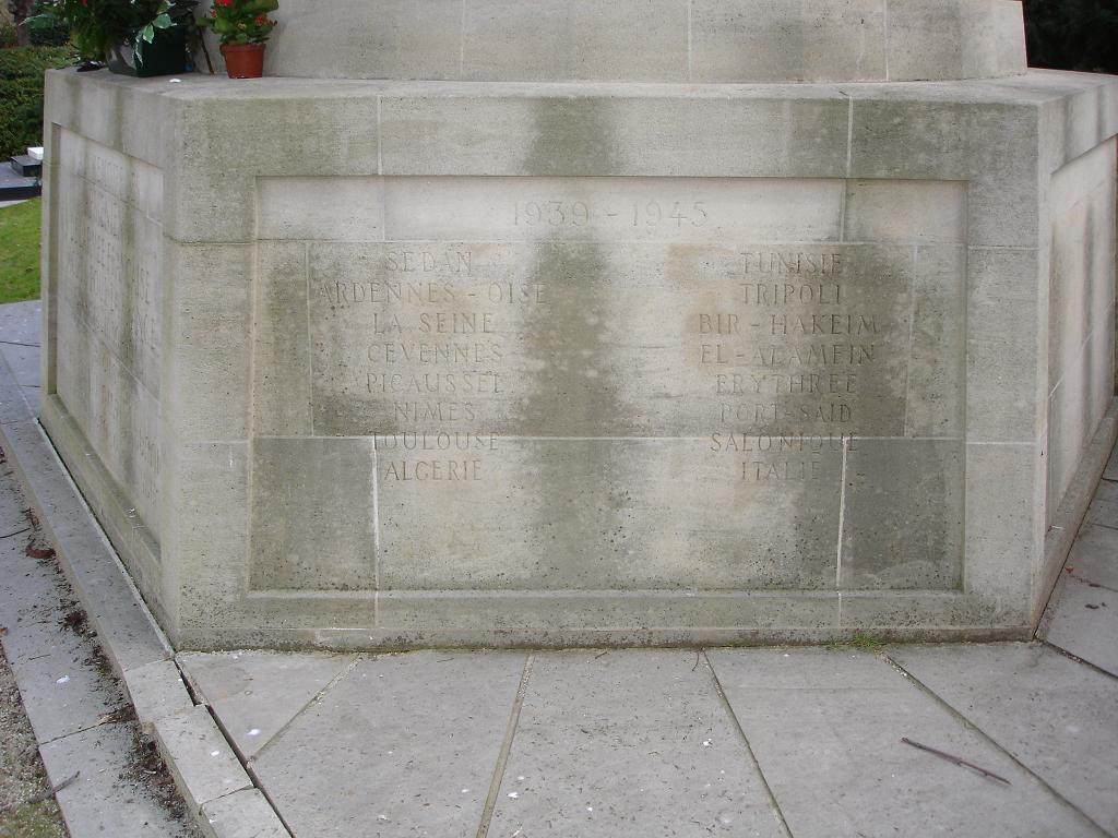 Inscription sur la stèle, côté droit (photo JPH) --- Cliquer pour agrandir