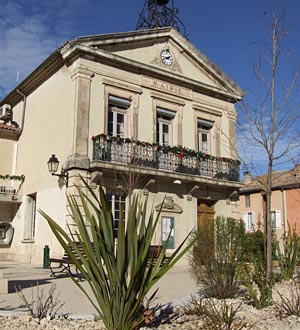 La mairie, avec clocher en fer forgé --- Cliquer pour agrandir