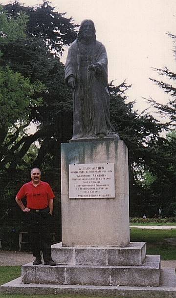 La statue à Jean Althen (photo JPH) --- Cliquer pour agrandir