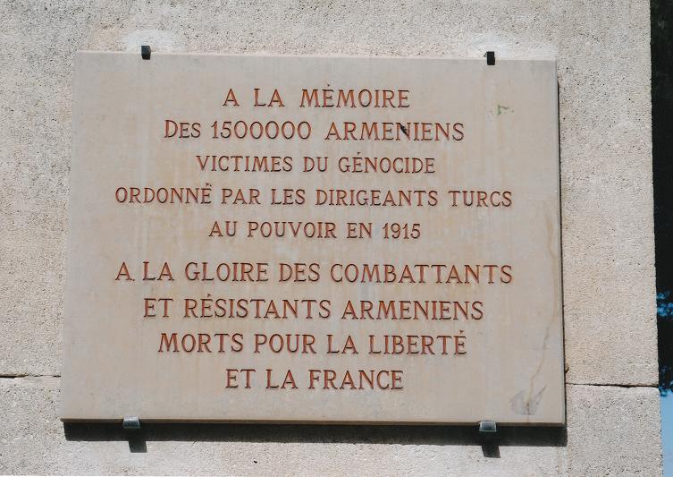 Plaque au Génocide, au dos du socle (photo Michel Chirinian)<br>Cette plaque, dégradée le 5 juin 2010, a été remplacée le 23 octobre 2010  --- Cliquer pour agrandir