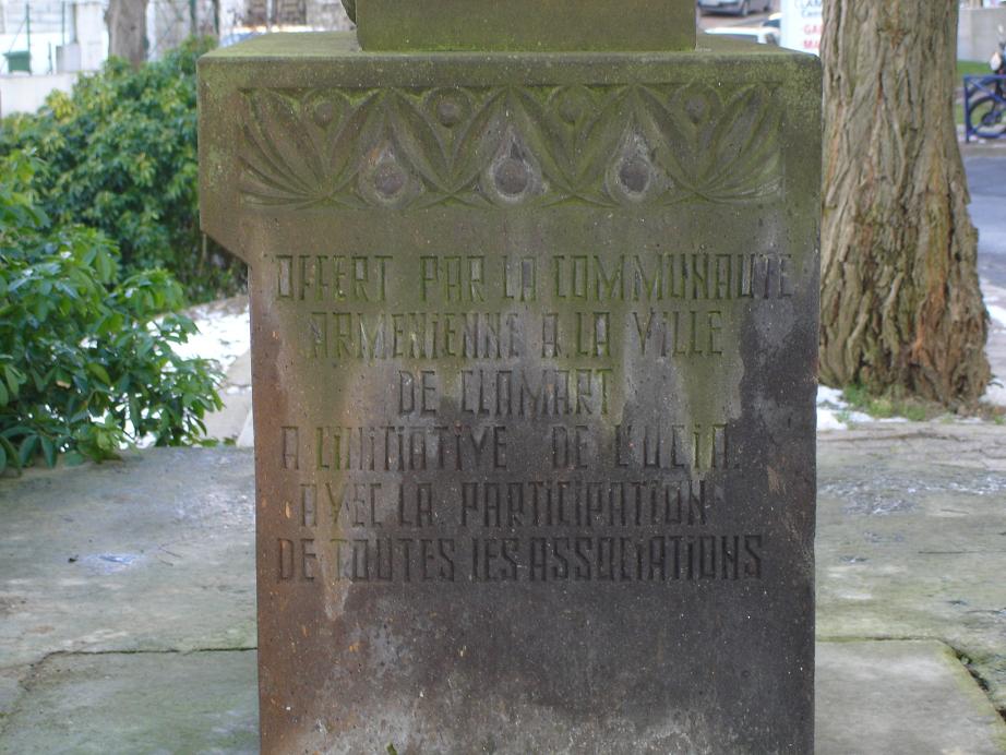 Inscription sur la stèle, côté droit (photo JPH, 3 février 2009) --- Cliquer pour agrandir