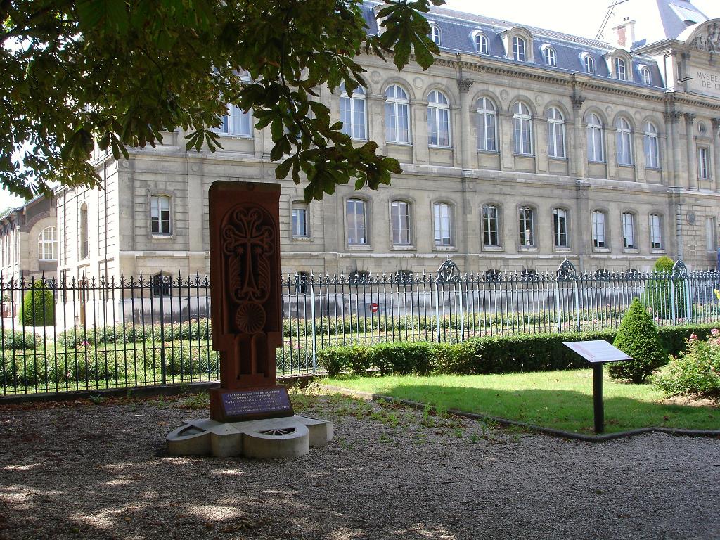 A l'extérieur du Musée, à gauche de l'entrée (photo JPH, 15 juillet 2008) --- Cliquer pour agrandir