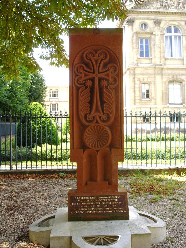 Le khatchkar (photo JPH, 15 juillet 2008) --- Cliquer pour agrandir