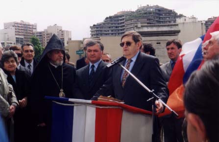 Discours inauguraux.<br>De gauche à droite, Mgr Nakachian, Archevêque de Paris, Edward Nalbandian, Ambassadeur de la République d'Arménie, Jean-Jack Salles, Maire des Lilas, derrière lui, M. Genestier, Maire-Adjoint des Lilas --- Cliquer pour agrandir