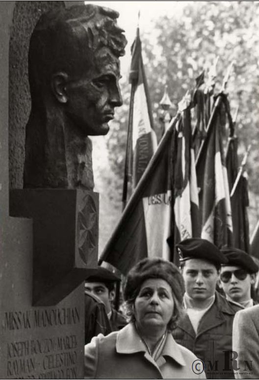 Au cimetière d’Ivry en novembre 1978, Mélinée lors de l’inauguration de la «stèle-buste» réalisée par l’artiste arménien Aara Haroutiounian, en l’honneur de Missak Manouchian. Cette cérémonie a été notamment organisée à l’initiative des Anciens résistants français d’origine arménienne. Mélinée et l’artiste ont offert le plâtre du buste au MRN. --- Cliquer pour agrandir