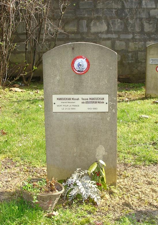 Tombe Missak et Mélinée Manouchian, à droite de la stèle au Groupe Manouchian<br>(Photo JPH) --- Cliquer pour agrandir