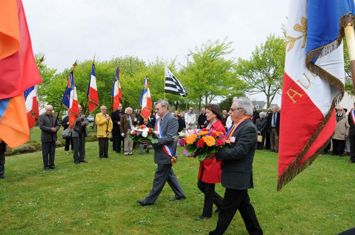 25 avril 2010 : inauguration d'une plaque commémorative du génocide, Espace de la Paix à Beuzec-Cap-Sizun ; De gauche à doite : Jean Pichon, maire de Beuzec-Cap-Sizun, Annick Le Loch, Jean Pichon, maire de Beuzec-Cap-Sizun, Gérard Bossière, président de l'association Menez-Ararat --- Cliquer pour agrandir