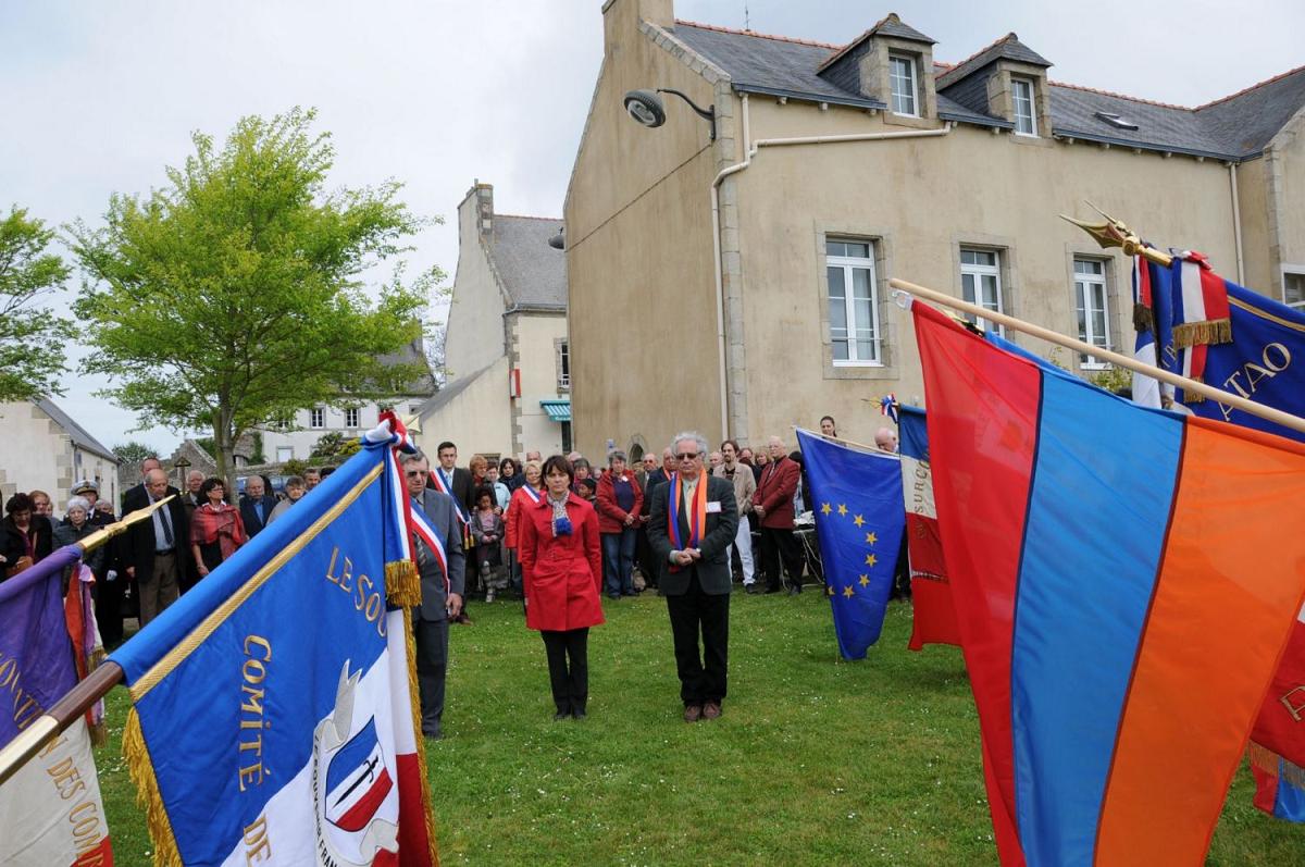 25 avril 2010 : inauguration de la plaque commémorative du génocide ; recueillement --- Cliquer pour agrandir