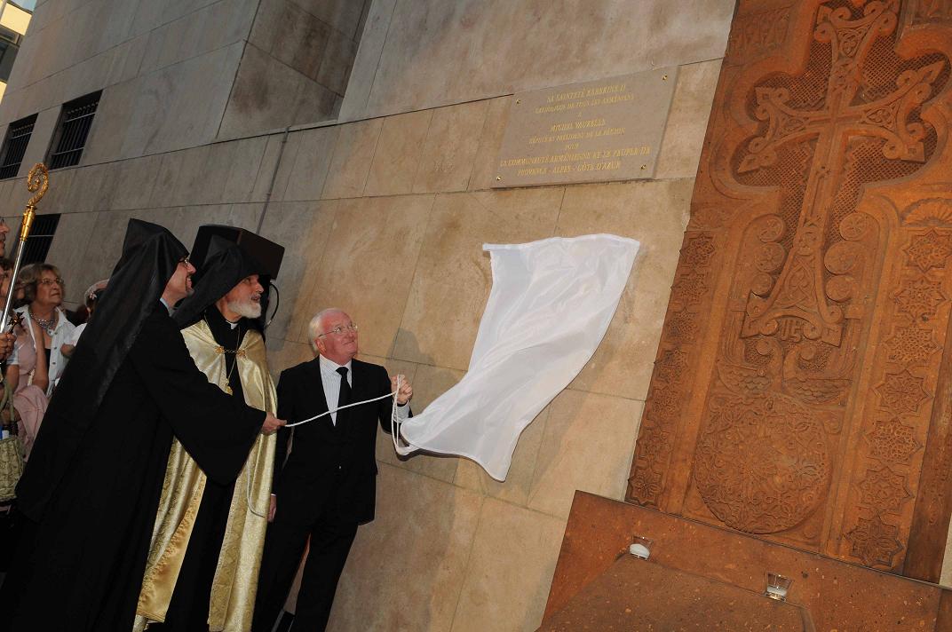 Dévoilement de la plaque:<br>Sa Sainteté Karékine II<br>Catholicos de tous les Arméniens à Michel Vauzelle député et président de la région, pour la communauté arménienne et le peuple de Provence-Alpes-Côte d'azur --- Cliquer pour agrandir