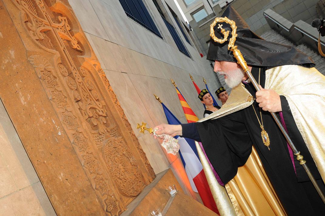 Bénédiction par Mgr Norvan Zakarian, archevêque, Primat du Diocèse de France --- Cliquer pour agrandir