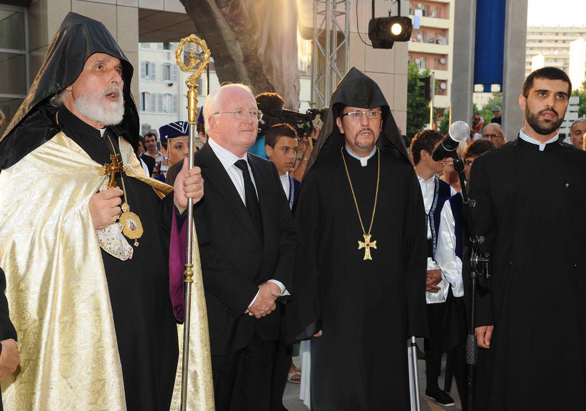 Bénédiction par Mgr Norvan Zakarian, archevêque, Primat du Diocèse de France  --- Cliquer pour agrandir