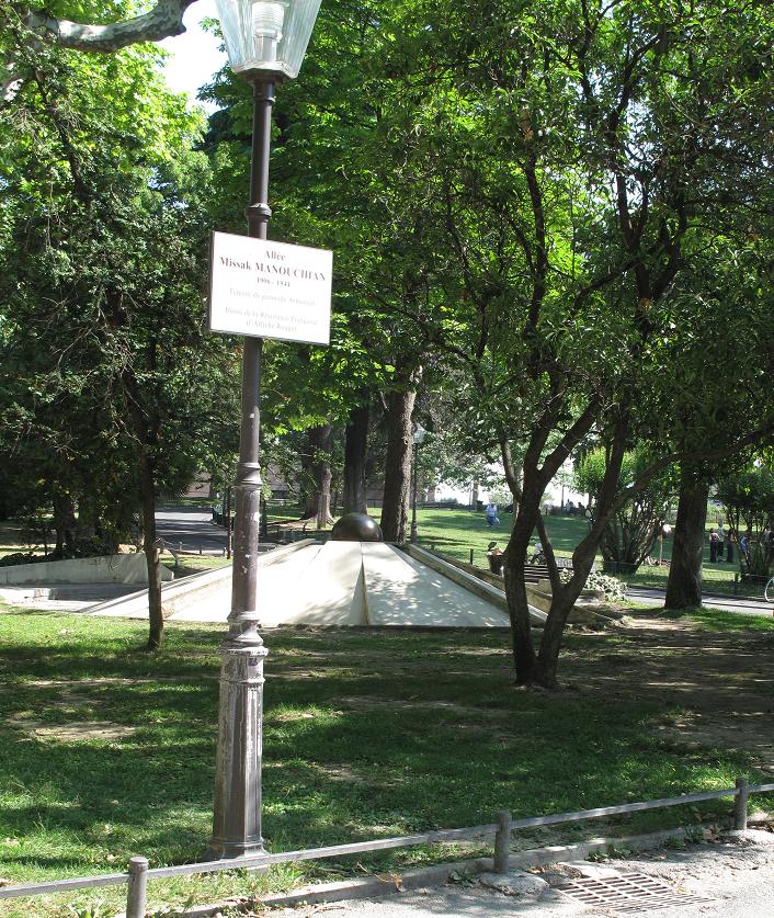 En arière-plan, Monument à la mémoire des victimes du génocide arménien de 1915 (photo GH) --- Cliquer pour agrandir