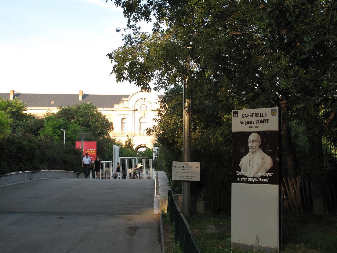 L'allée conduit à la passerelle Auguste Comte, vers le Lycée Joffre (photo GH) --- Cliquer pour agrandir