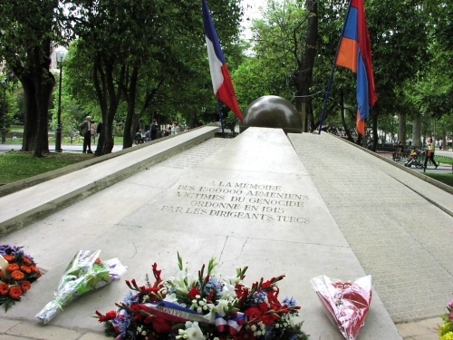 Vue du Mémorial arménen, premier monument érigé dans un espace public --- Cliquer pour agrandir