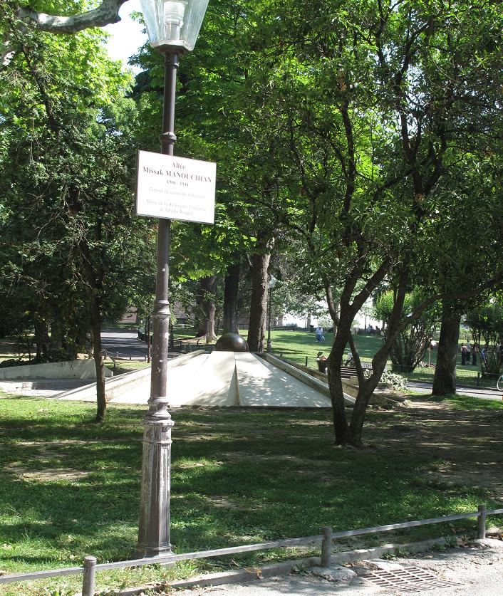 L'allée Missak Manouchian longe le monument (photo GH) --- Cliquer pour agrandir