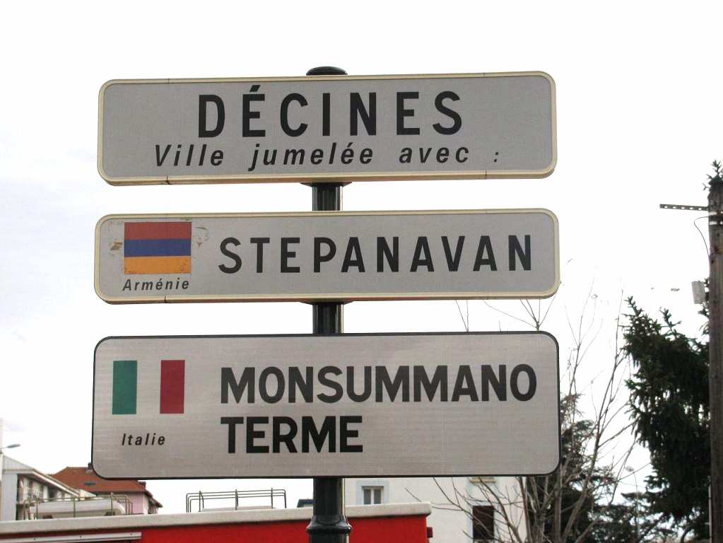 Signalisation du jumelage avec la ville de Stepanavan (© Philippe Pilibossian) --- Cliquer pour agrandir
