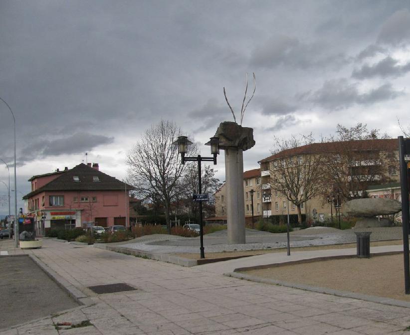 Monument sur la place (© Philippe Pilibossian) --- Cliquer pour agrandir