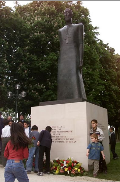 La statue du père Komitas (photo Mairie de Paris) --- Cliquer pour agrandir