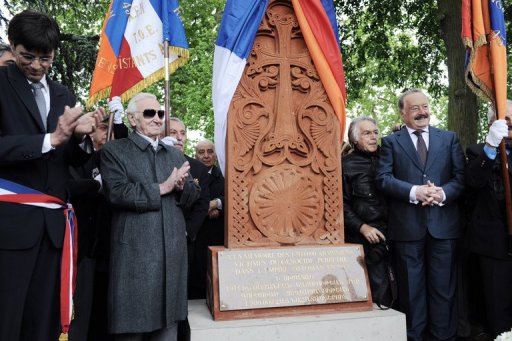 Charles Aznavour et l'ambassadeur d'Arménie en France, Viguen Tchitetchian  --- Cliquer pour agrandir