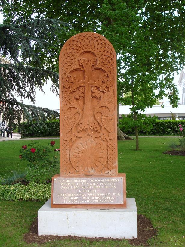 Le khatchkar  (photo JPH, 07/06/2010) --- Cliquer pour agrandir