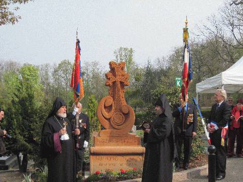 Bénédiction du khatchkar par Mgr Norvan Zakarian, Primat du Diocèse de France de l’Eglise Apostolique Arménienne --- Cliquer pour agrandir