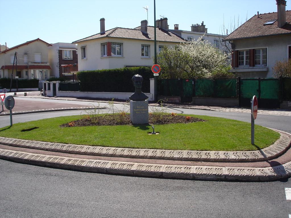 Vue générale de la place Groupe Manouchian (photo JPH) --- Cliquer pour agrandir