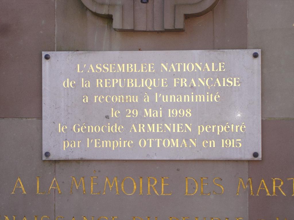 Plaque ajoutée pour la reconnaissance du Génocide (photo JPH) --- Cliquer pour agrandir