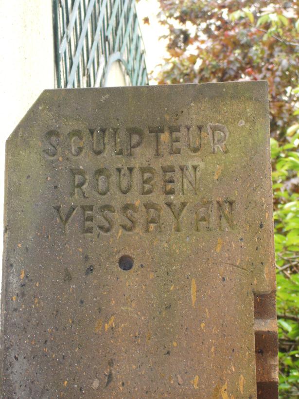 Marque du sculpteur, Rouben Yessayan (photo JPH, 04/05/2010) --- Cliquer pour agrandir